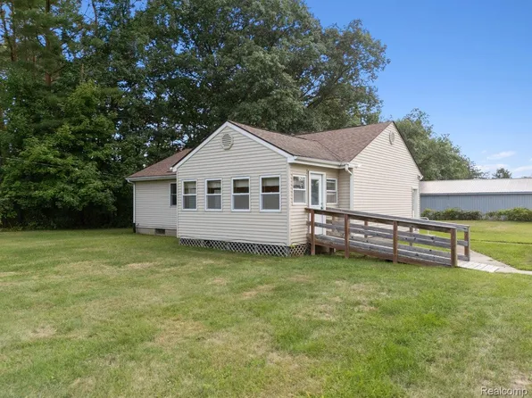 5210 Pinckney Rd, Howell, MI 48843