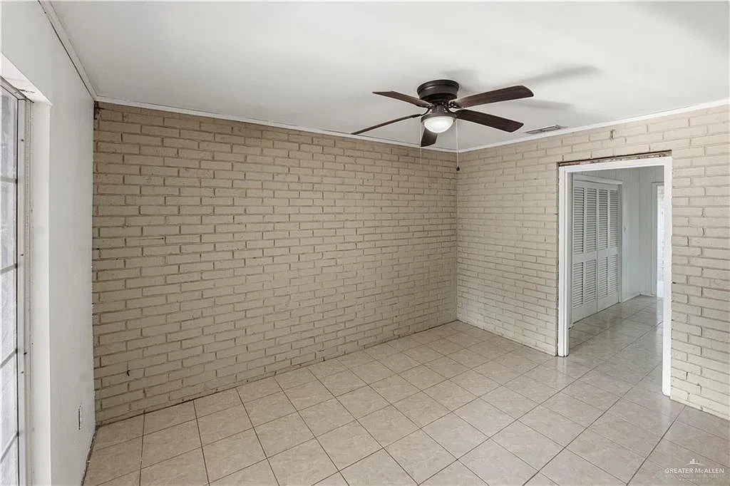 3 bed, 2.0 bath, 2207 sqft, $1,250 — Photo 4