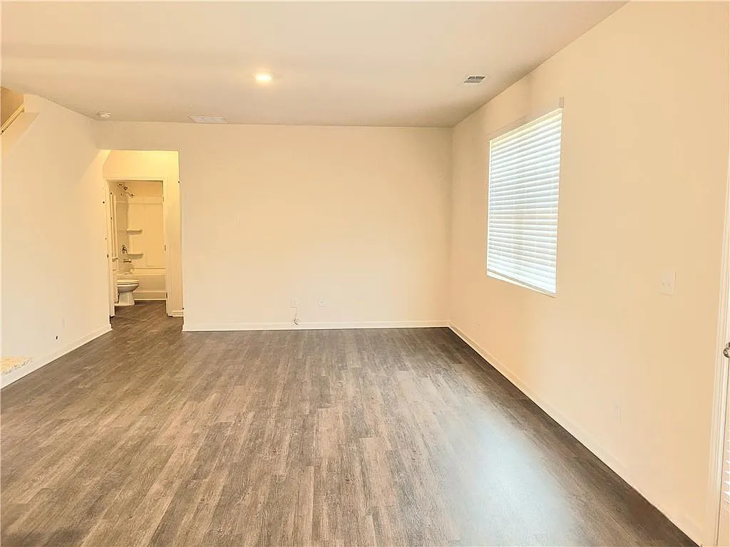 5 bed, 2511 sqft, $2,300 — Photo 3