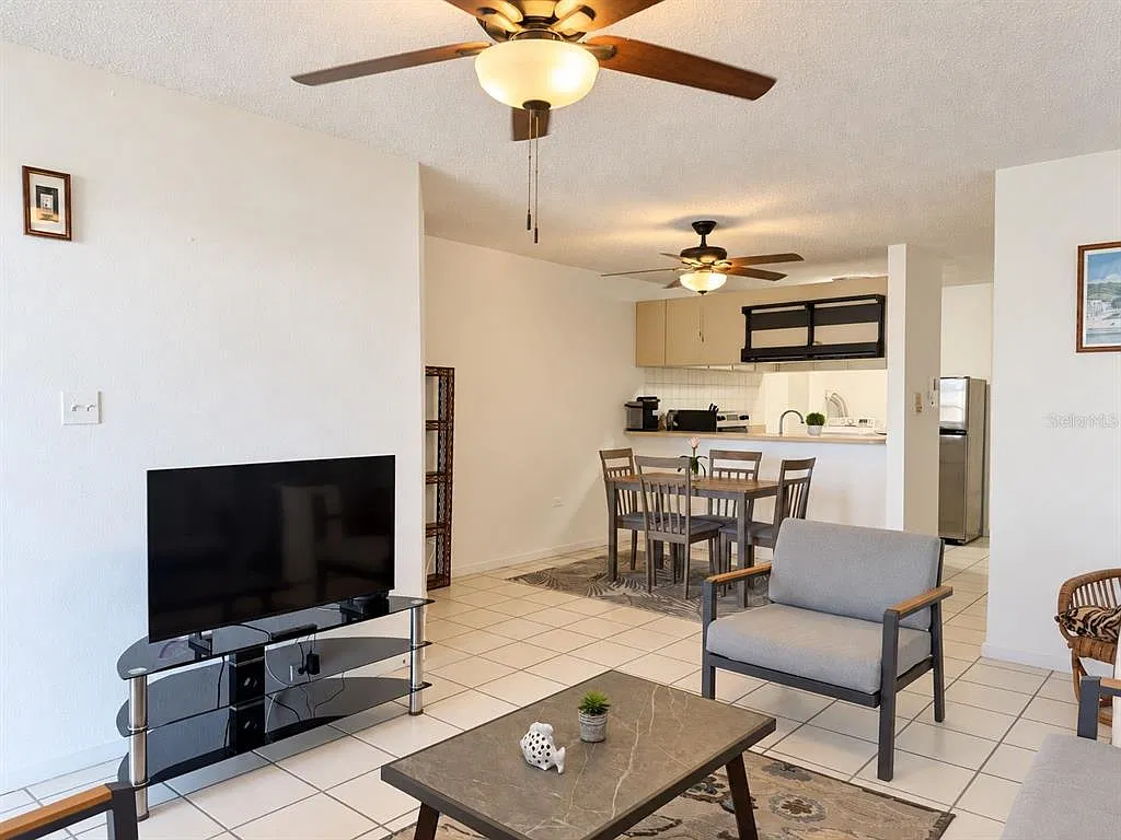 3 bed, 2.0 bath, 1000 sqft, $1,600 — Photo 3