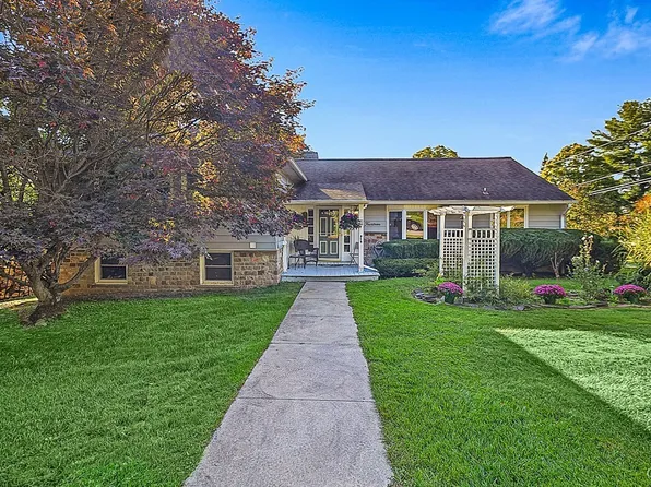 14 Benton Cir, Utica, NY 13501