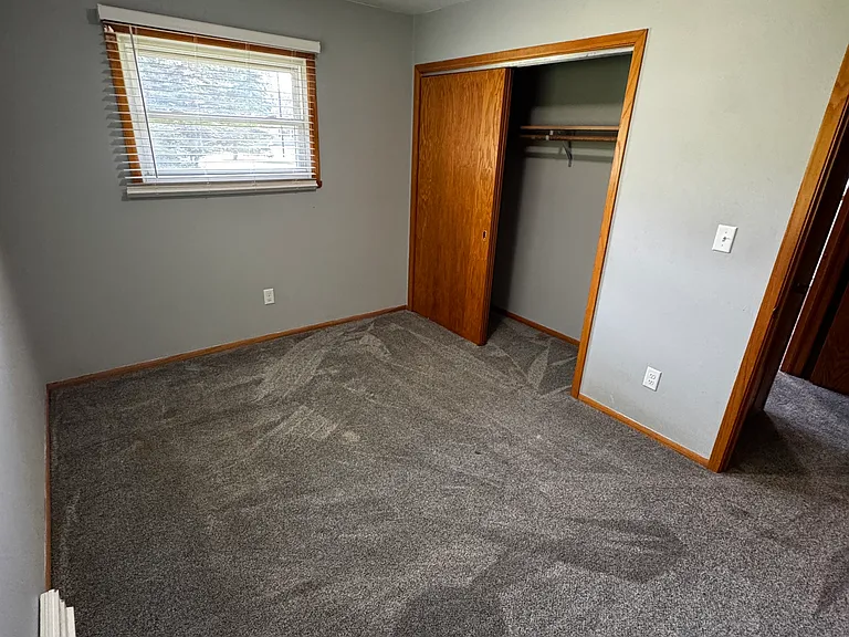 bedroom 1/closet