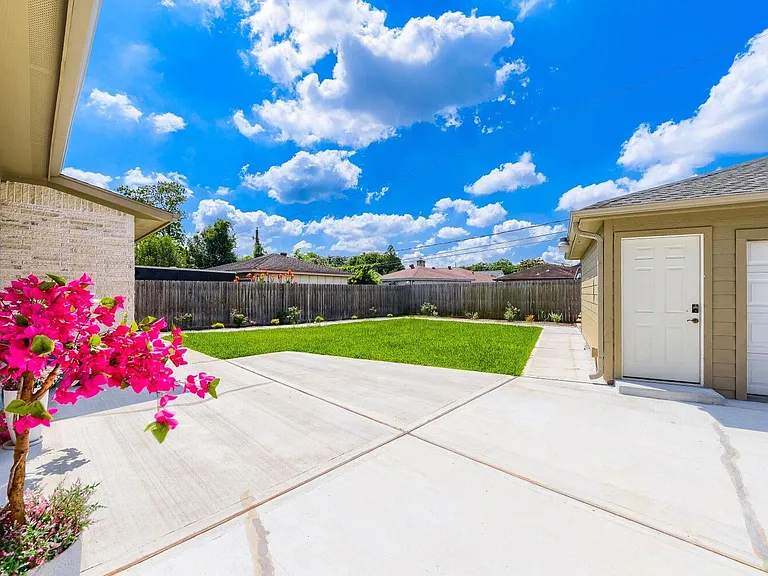 8815 Sharpview Dr — Photo 26