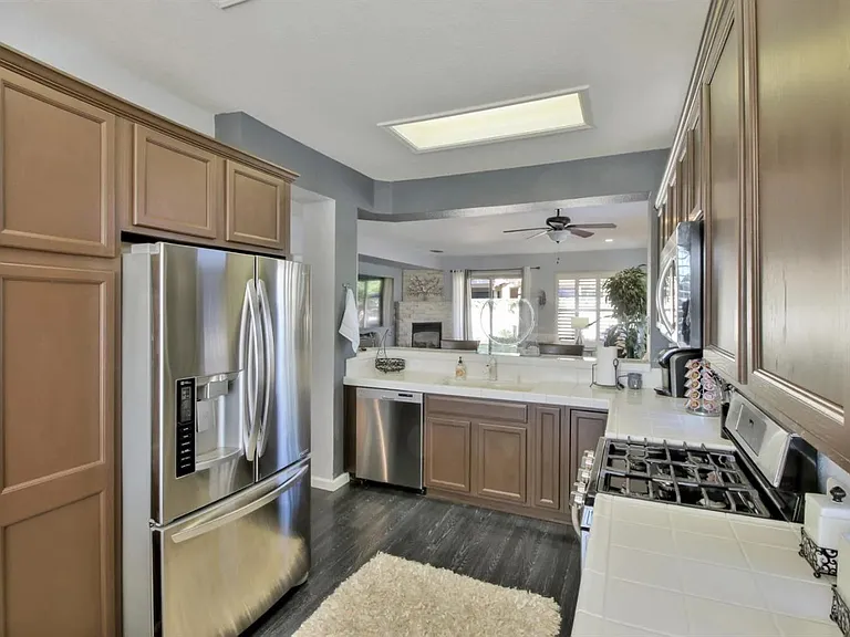240 Bloomfield Ct — Photo 4