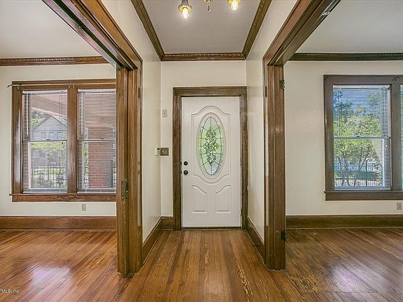 4th image of 343 W 5th St