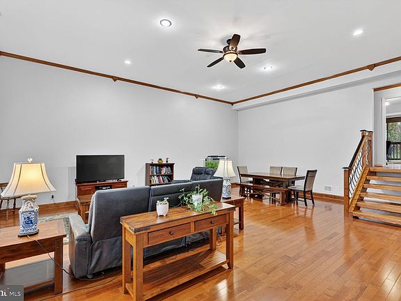 4th image of 4406 Roundhill Rd