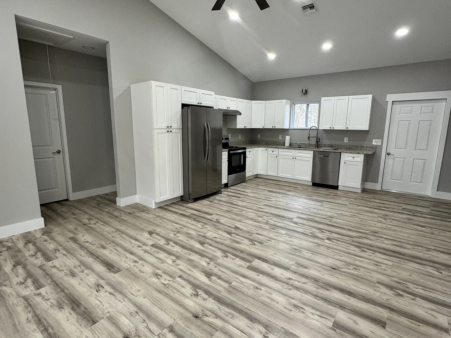 3 bed, 2.0 bath, 1400 sqft, $1,800 — Photo 2