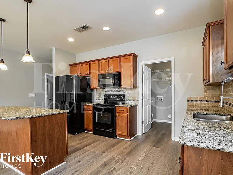 1092 Fairbank Ln — Photo 9