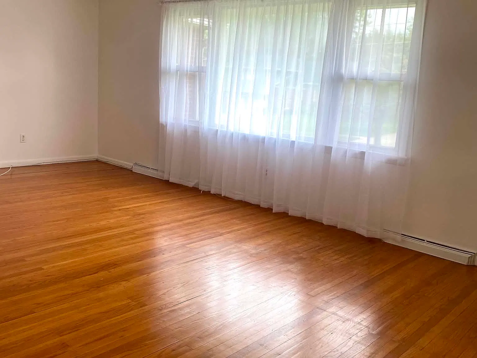 3 bed, 1.5 bath, 1230 sqft, $3,200 — Photo 2