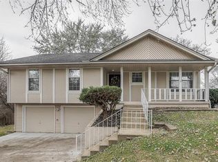 1606 NE Ridgeview Dr, Lees Summit, MO 64086