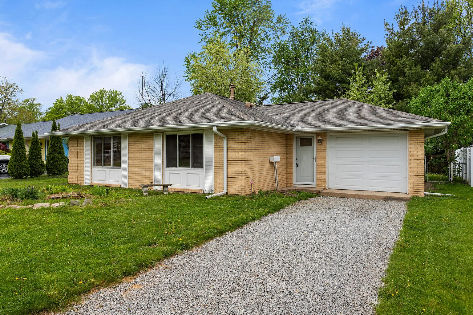 2010 E Vermont Ave photo 1