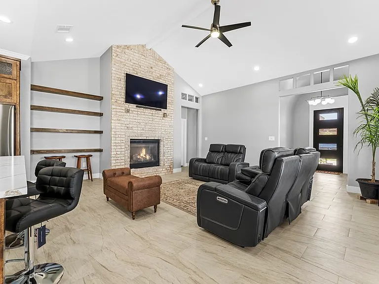 1001 Sparhawk Dr — Photo 3