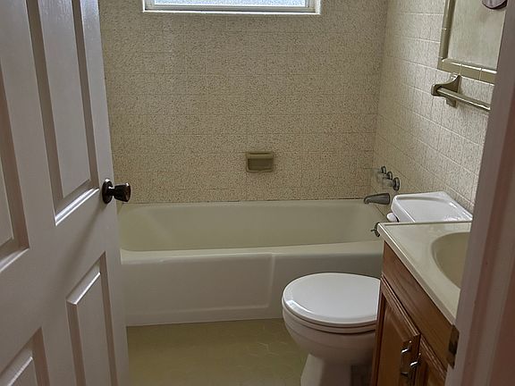 4th image of 176 44th Ave