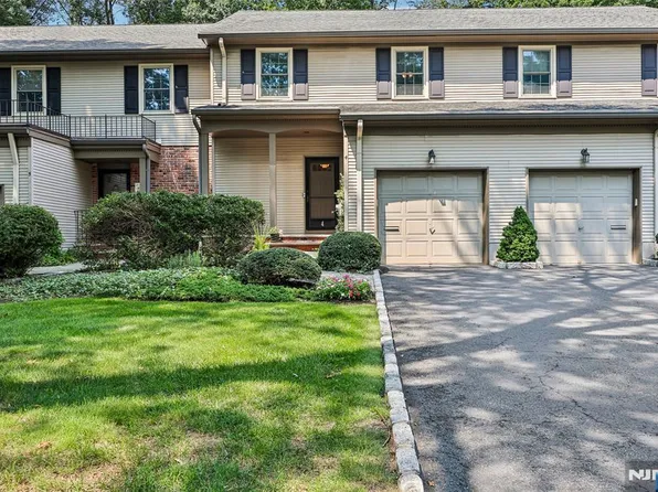 4 Allison Ct, Allendale, NJ 07401