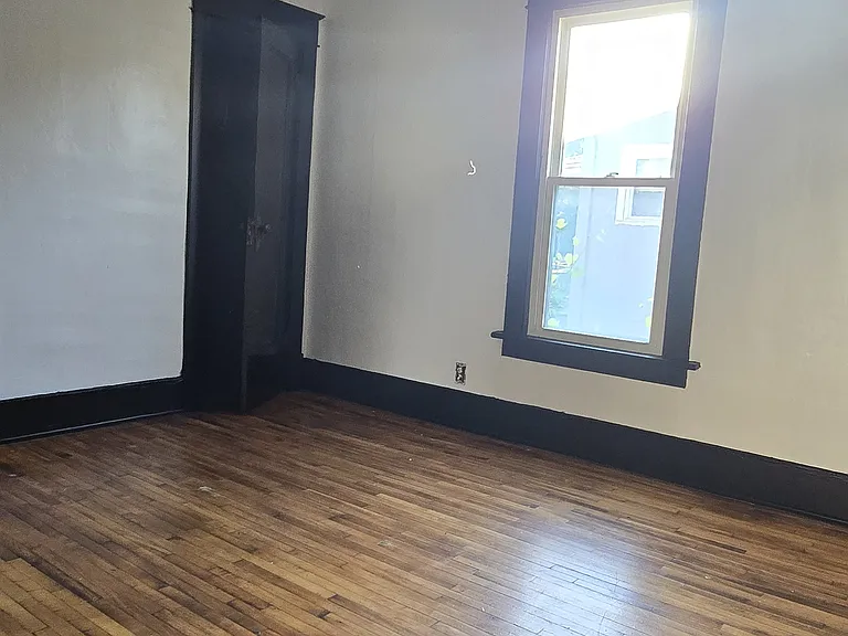 409 Corunna Ave — Photo 6
