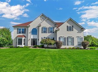 88 Graystone Ln, Orchard Park, NY 14127