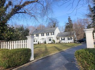 681 Horse Race Ln, Saint James, NY 11780
