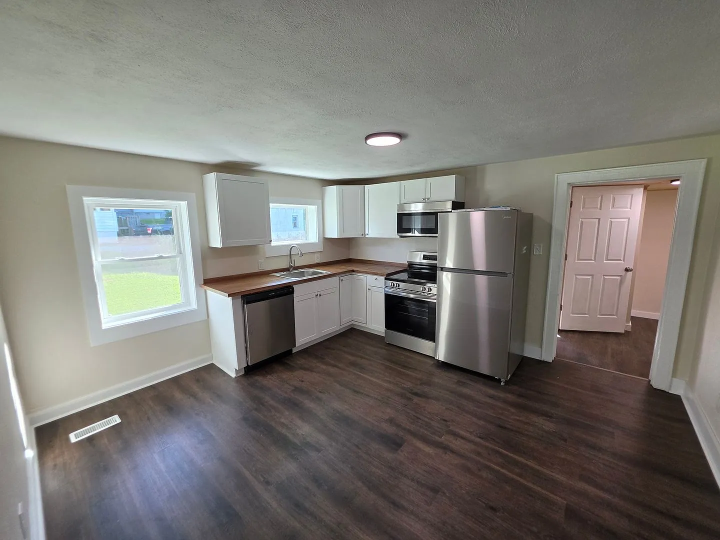 3/1 renovated home on large lot in the country — Photo 4
