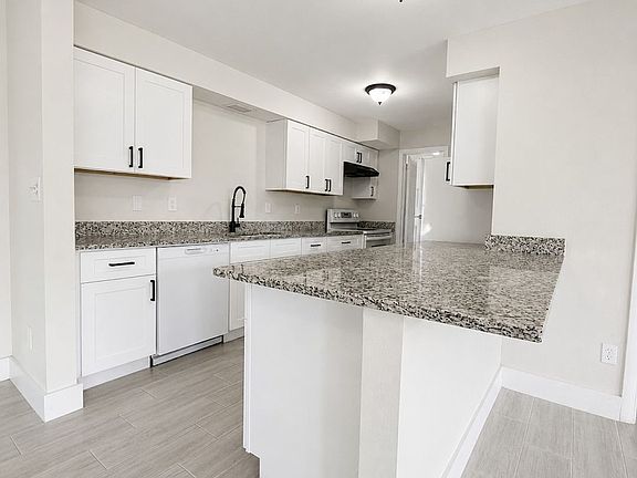 4th image of 800 Willow Dr
