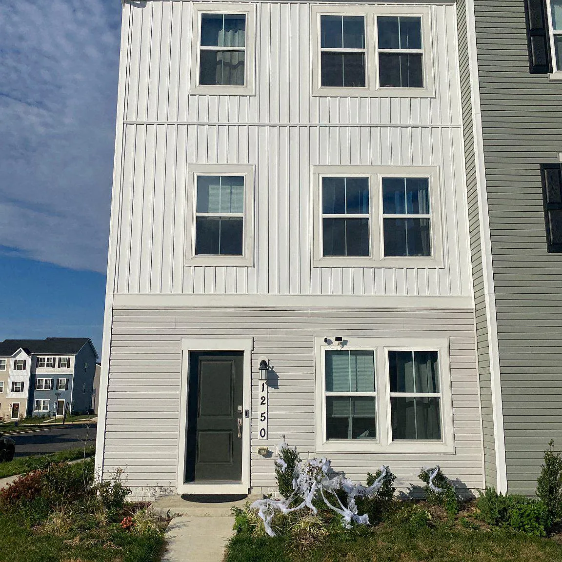3 bed, 4.0 bath, 1790 sqft, $2,100 — Photo 1