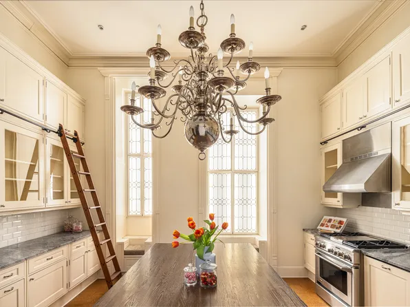 205 West 57th Street image 8 of 13