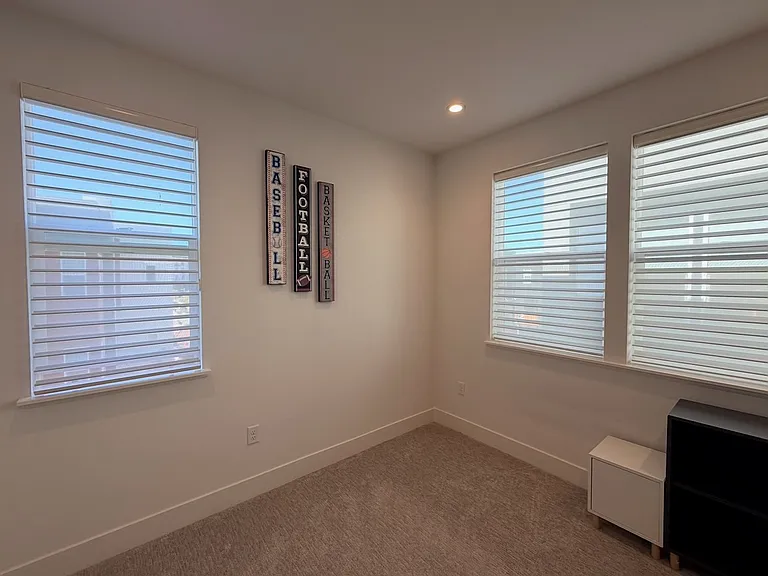 561 Pilgrim Dr — Photo 24