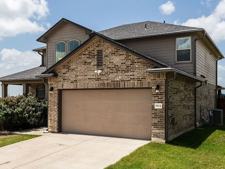 904 Garden Green Dr — Photo 1