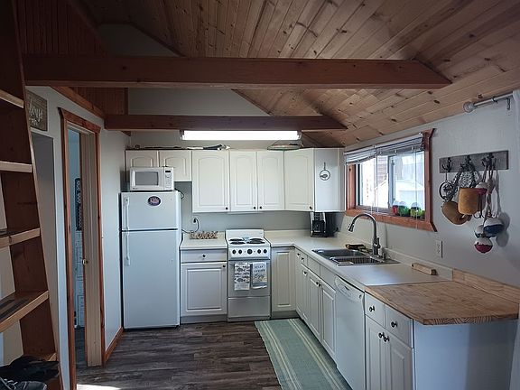 Full Kitchen with dishwasher