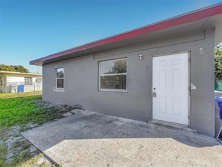 2408 NW 8th St — Photo 10