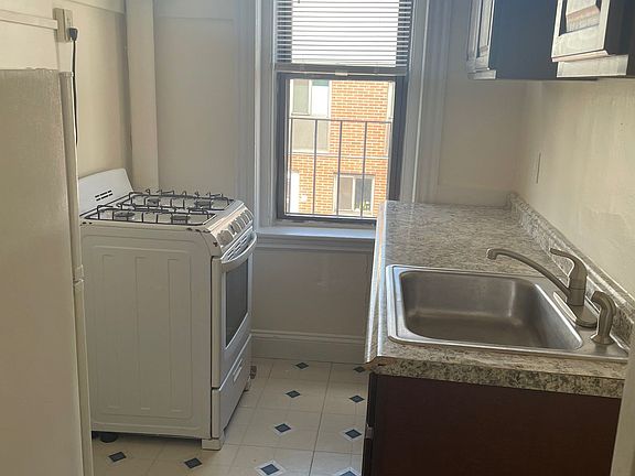 5th image of 352 Riverway APT 22