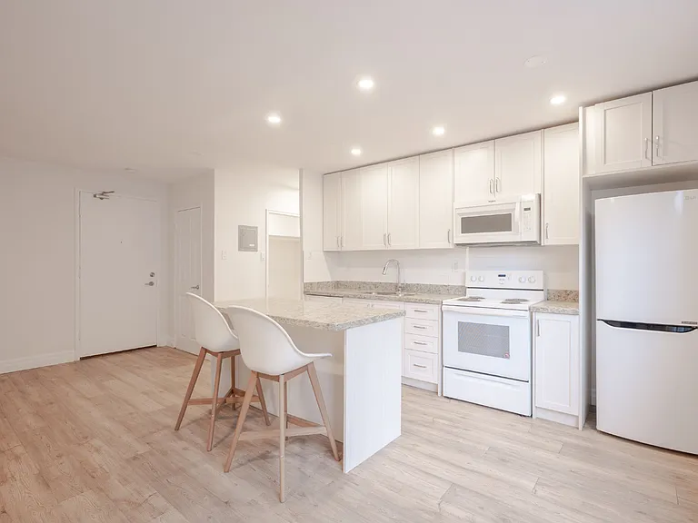 107 Redpath Ave — Photo 6