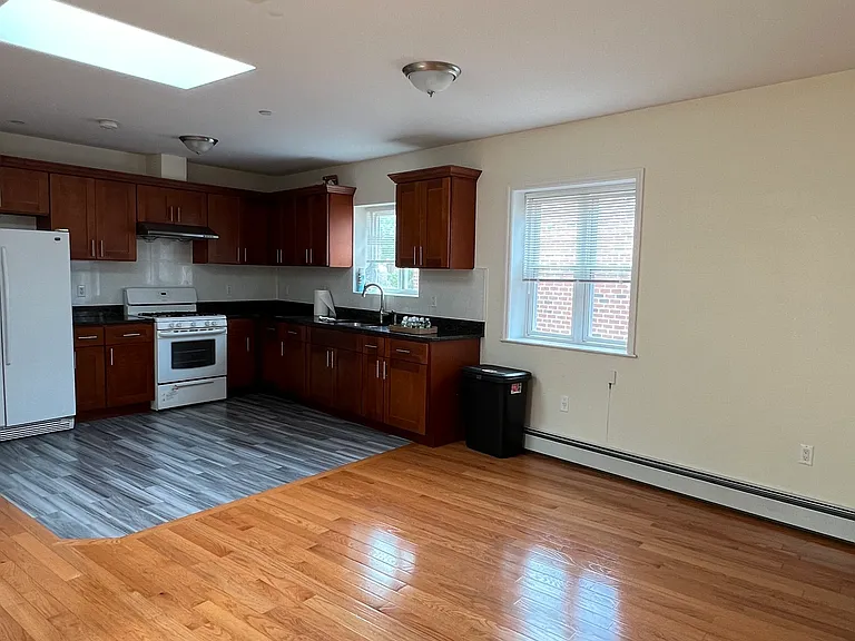 7154 163rd St #3 — Photo 2