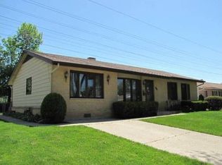 935 Maple Ln, Elk Grove Village, IL 60007