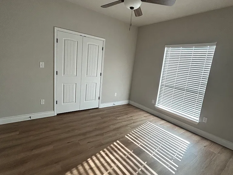 2206 E Avenue G — Photo 5