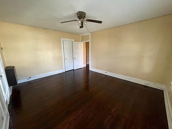4th image of 125 7th Ave NE APT D1