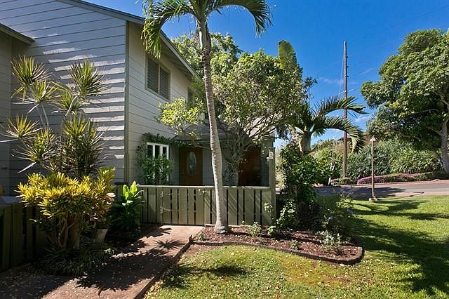 Welcome to this charming end unit with a quaint courtyard. Private, inviting and newly painted exterior.