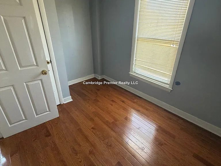 85R Glen St — Photo 2