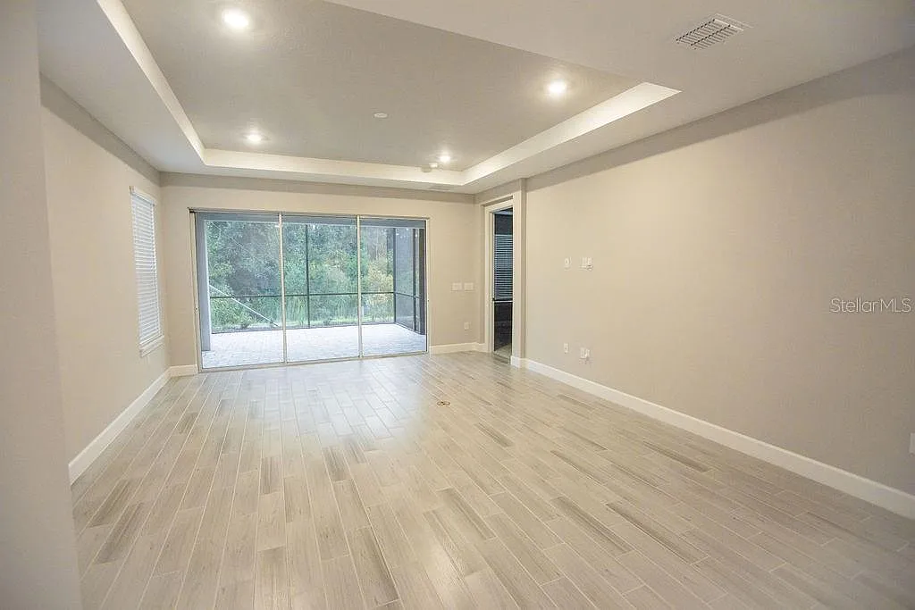 3 bed, 2.0 bath, 1926 sqft, $3,000 — Photo 3