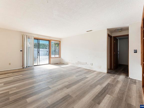 5th image of 435 Gentle Ave E