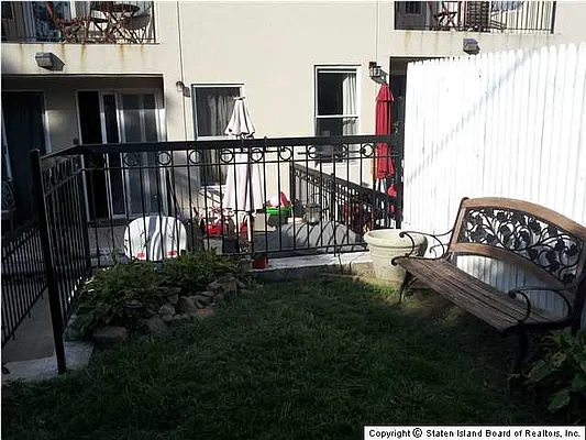 Sold by Thomas Gugliucci Real Estate | media 23