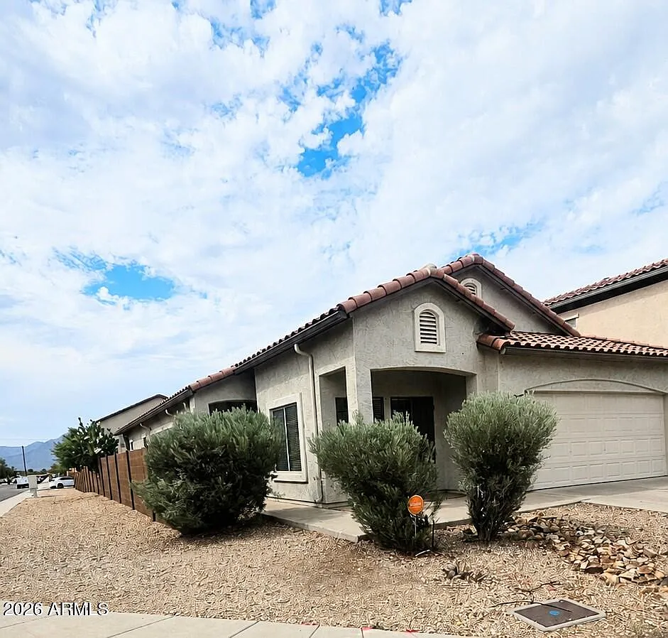 4 bed, 2.0 bath, 1809 sqft, $2,500 — Photo 2