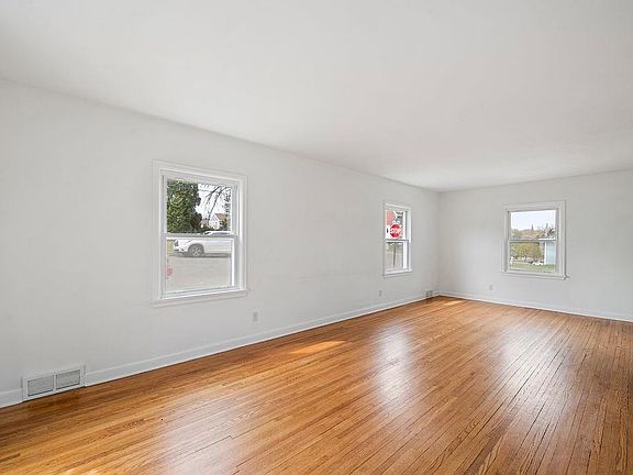 4th image of 122 3rd St