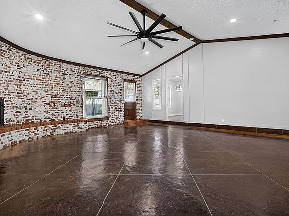 3rd image of 108 W Parkland Dr
