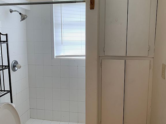 2nd image of 5606 Lincoln St #B