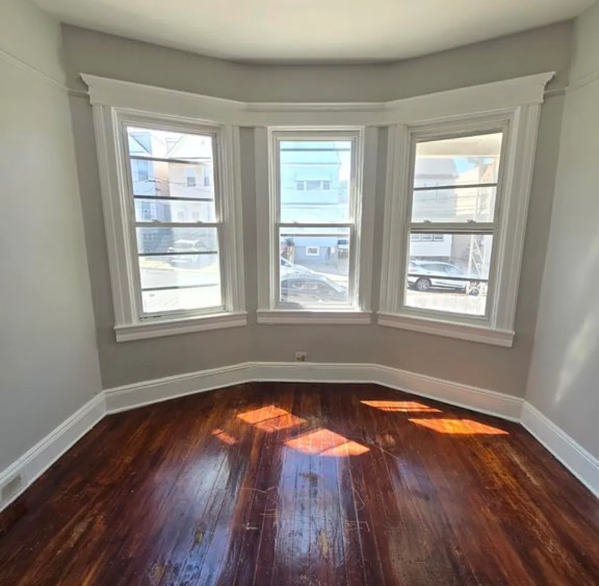 3 bed, 1000 sqft, $2,400 — Photo 4