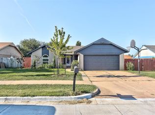 612 SW 25th St, Moore, OK 73160