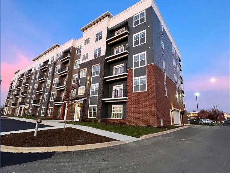 Rialto Hurstbourne — Photo 27