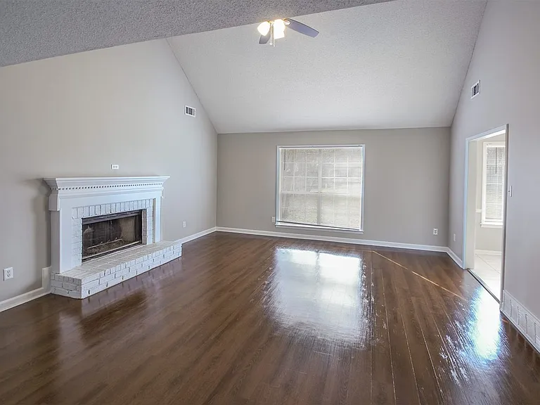 7611 Lowrance Rd — Photo 3