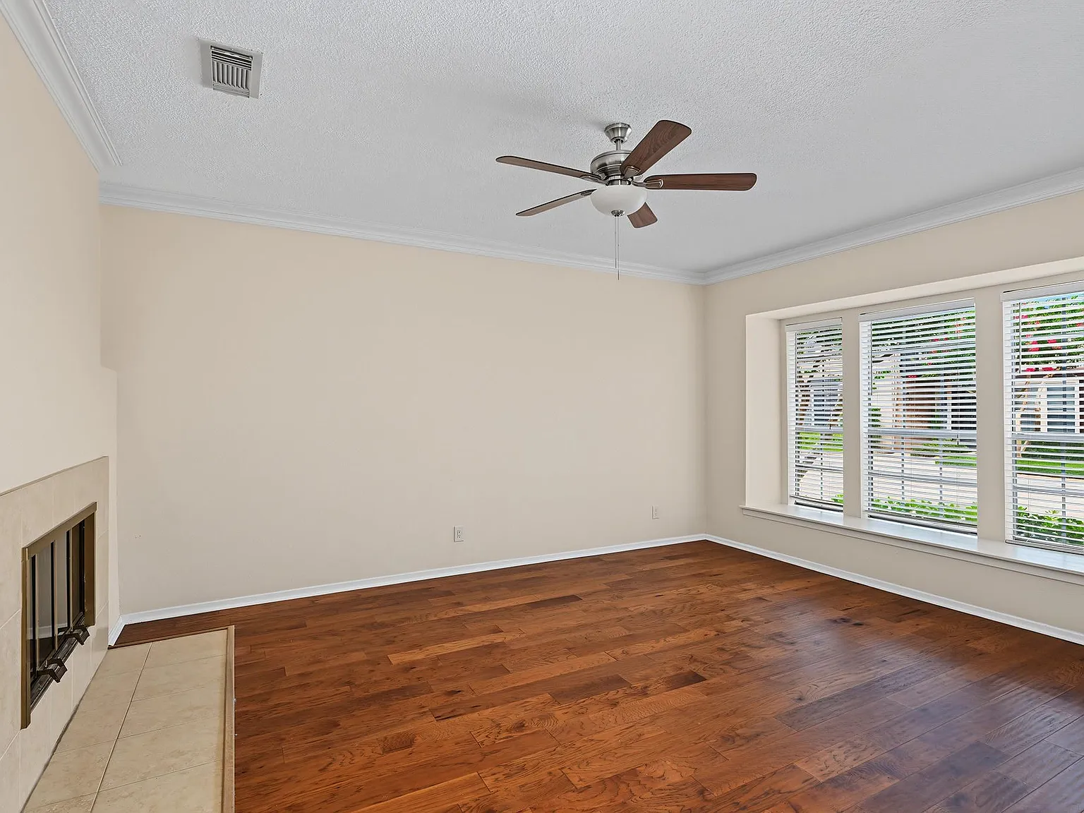 2 bed, 2.5 bath, 1900 sqft, $2,500 — Photo 4