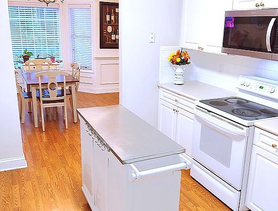 3rd image of 461 Grandiflora Dr